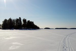 Talvinen järvimaisema