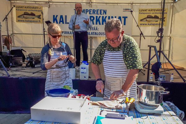Pirkanmaan Kalatalouskeskus ry:n toiminnanjohtaja Johanna Möttönen ja varapuheenjohtaja Ari Tapanainen valmistelemassa kokkausnäytöstä kevään kalamarkkinoilla.