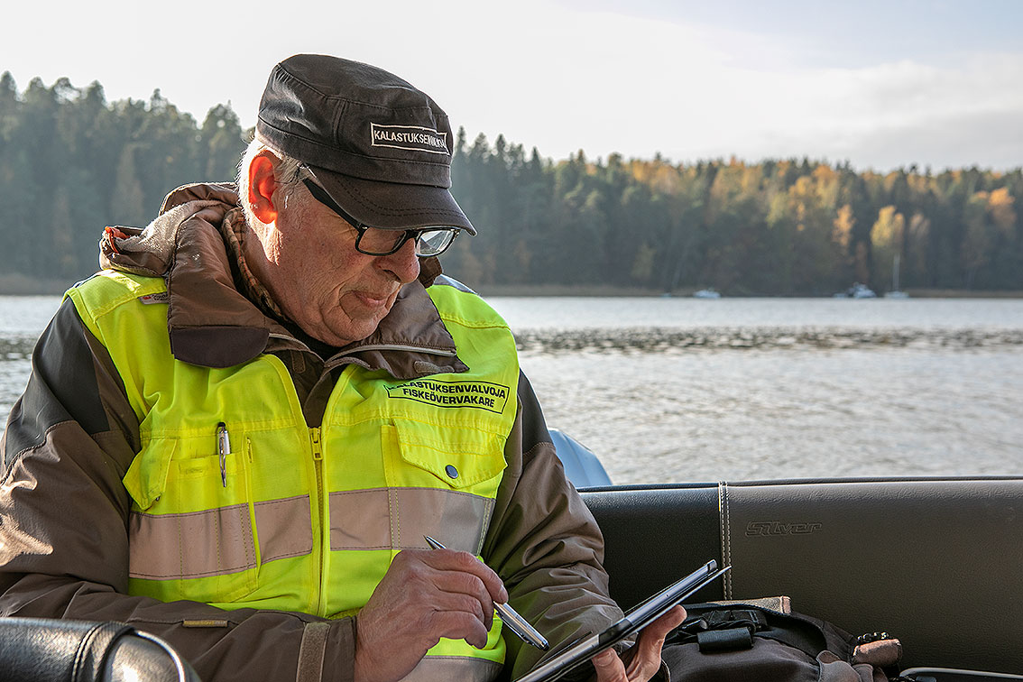 Kalastuksenvalvoja Timo Liljendal kirjaa valvontatapahtuman tabletille.