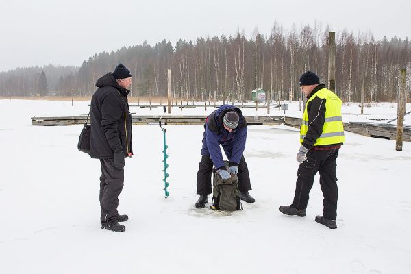 Kalastuksenvalvojat tarkastamassa kalastajan lupia Porvoonjoella.