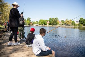Lapsia onkimassa Helsingin Vanhankaupunginkosken suvannolla Valtakunnallisena kalastuspaivana vuonna 2023.