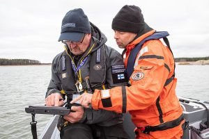 Kalastuksenvalvoja Vesa Liukkonen ja kalastusmestari Paavo Suominen merellä kalastusta valvomassa.