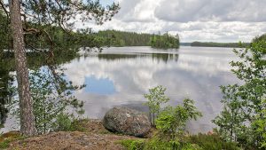 Kaunis suomalainen järvimaisema puolipilvisenä kesäpäivänä.
