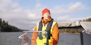 Kalastuksenvalvoja veneessä