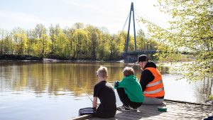 Lapset ongella ohjaajansa kanssa Valtakunnallisen kalastuspäivän Helsingin tapahtumassa.